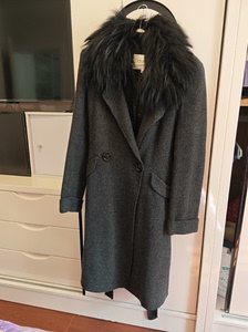 7-8成新，巧帛灰色羊毛大衣，包含腰带，毛领可拆卸，便宜出