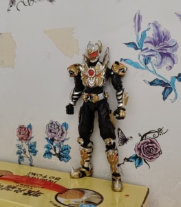 自改铠甲勇士帝皇侠,软胶改的,成色如图,有武器,上荧光了,标