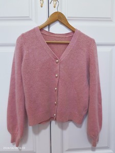 粉色兔毛毛衣开衫，韩国代购，实物接近第一张图，偏暗。