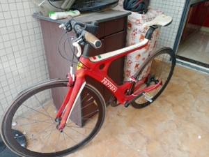 法拉利自行车fb7010限量版,全碳纤维车身,整车重量9kg