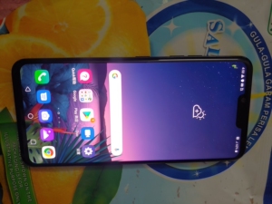 lgg8美版单卡.屏幕烧屏,左上角彩印,不会断触,,6加12