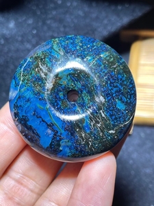 缅甸琥珀,出一件海藻植物珀平安扣,颜色漂亮无裂,规格40.