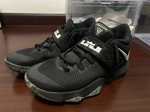 nike 詹姆斯使节10 黑白配色 41码