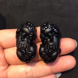 keaiyejiao淘宝狗狗摆件,黑色的是黑曜石,白的是和田玉米达统一价30