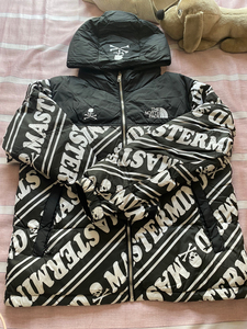 北面tnf7015mmj骷髅头联名羽绒服 里面是鸭绒 有轻微鸭绒