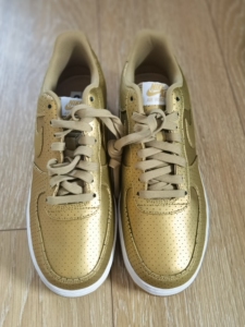 耐克金色板鞋