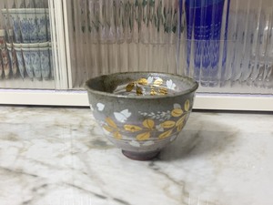 包邮：日本制 花数寄茶碗（花语）一只。里外贴金箔，内里刷毛目