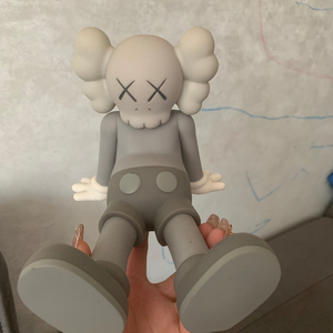 正品kaws 灰色 台北限定公仔正版台湾限定kaws公仔_阿里巴巴找货神器