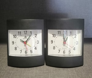 福建省石狮市金时达钟表工艺有限公司生产的台式小钟表两个，一个