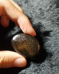 非常霸气的一块儿黑皮籽料石包玉,上手盘完舒适,稍盘就出油了