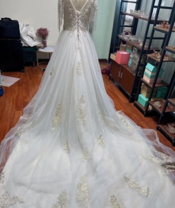 三米大拖尾婚纱,绑带可调,转给有缘人.可以完美遮手臂,不喜欢