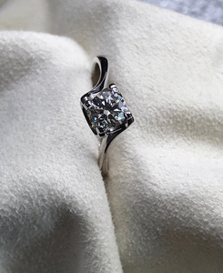 刚回收到周大生珠宝钻戒一枚:au750金重2.65克!钻石5