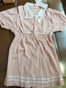 全新女童夏季短袖粉色百褶连衣裙。当季新款。带吊牌，带备用扣。