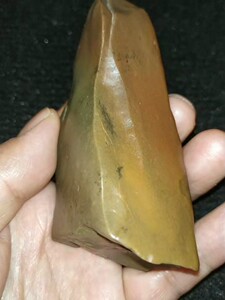 189克新疆彩色泥石玉籽料原石,天然巧色,玉质油润细腻,手把