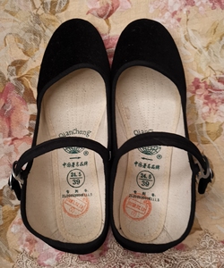 贵州"黔城"牌全新39码黑色浅口中跟(4公分)一带女布鞋,平