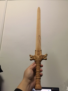 渊虹木剑,80cm,木剑上涂了遍清漆,所以发亮,150包邮