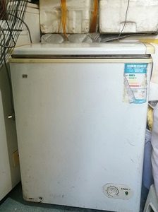 小冰柜，长62厘米宽51厘米高80厘米。冷冻冰柜，102升。