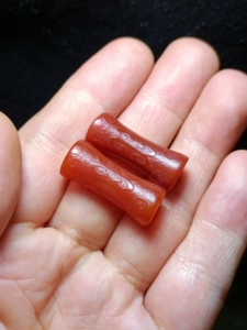 实拍,汉代红玛瑙勾连云纹管珠勒子一对,满风化纹,满红色,纹饰