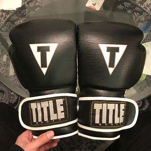 闲置进口title拳套 墨西哥生产 拳面部分用的是真皮 其他