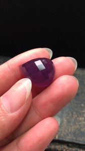 保山蒲漂【紫冰】水滴坠,紫色是南红中极其稀少的颜色,高冰起荧