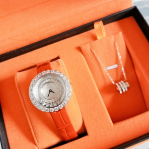 格雅时来运转红色皮带手表礼盒,里面的六颗锆钻可以转动