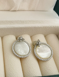 apm专柜正品白贝母耳钉 转手原因 是因为买了以后上班工作性