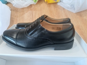 出一双全新消防队发的制式皮鞋,朋友老公多的送我的,个人穿鞋码
