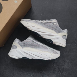 yeezy700v2 天使反光银 42 成色非常好 秒 可加