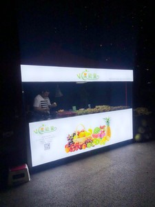 只用了一个月,摆地摊推车,长2.8 宽80,加超薄灯箱,搞起