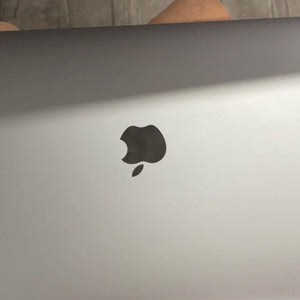 苹果macbook pro xv2笔记本,国行17款,图片上