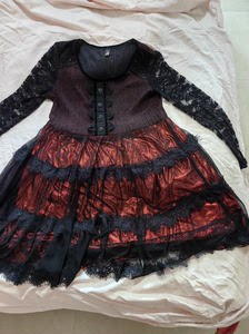 黑色底衬红色连衣裙，袖子是蕾丝的，身高158-163cm体重