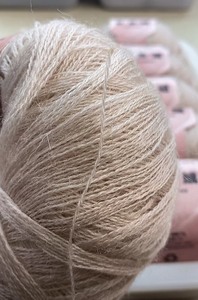 出坑高货初剪100%纯山羊绒油画色浅米色山羊绒线。