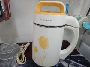 老式九阳豆浆机,跟现在的料理机不能比,需要滤渣.滤网还是全新