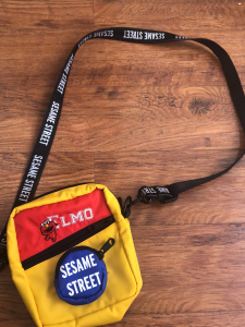 sesame street芝麻街红黄蓝拼色斜挎包