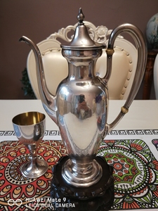 英國十九世紀純銀咖啡壶和一只纯银红酒杯一起英國十九世紀純銀咖