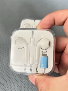 苹果EarPods官方耳机，lightning接口，蓝牙款。