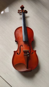 红棉小提琴，很新很新，九成新，另外当时送的全套琴弦一直没用，