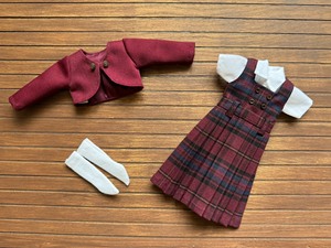 新款暗红色格子校服套装，包括外套，白衬衫，连衣裙，袜子，一共