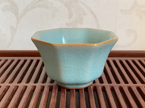 晓芳窑 早期 粉青开片八方杯 大勾款