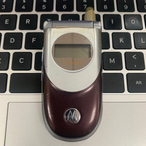曾经的摩托罗拉经典手机 v188如今已经吃灰落魄 原装电池起