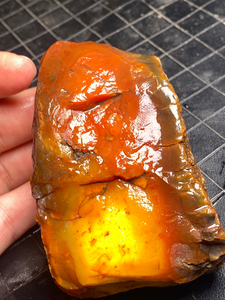 缅黄蛋黄料水冲料,红色带蛋黄,原石毛料不退换哦.亲看好在拍.