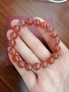 冰飘南红手链,纯天然保山南红,非常特殊的带点紫色调的红,飘花