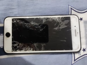 苹果iphone7plus 128g 红色 外屏碎了,内屏没