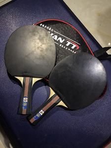 razer款乒乓球拍,带胶皮出,轻微使用痕迹,底板几乎全新