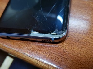 三星s8港版4加64,屏幕小烧屏,有点漏液,外屏碎了,后盖碎