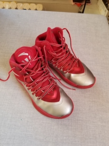 正品安踏 帕森斯篮球鞋 43码 买来不合适一直放着 穿了