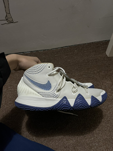 出一双欧文s2白蓝,44码,无原盒,室内实战五次左右,因为鞋