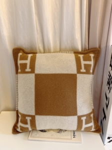 爱马仕/hermes ~ 抱枕 棕拼白 尺寸54x54cm