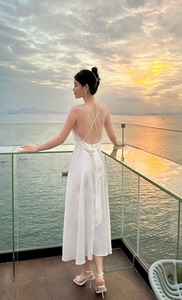 巴厘岛三亚沙滩裙露背吊带连衣裙超仙女夏天海边白色吊带裙