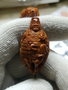 000人付款淘宝橄榄核雕,冯伟老师作品抱童财神,细节如图,尺寸2.0*2.